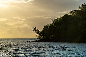 Escapade sur le lagon bleu au coucher du soleil*
