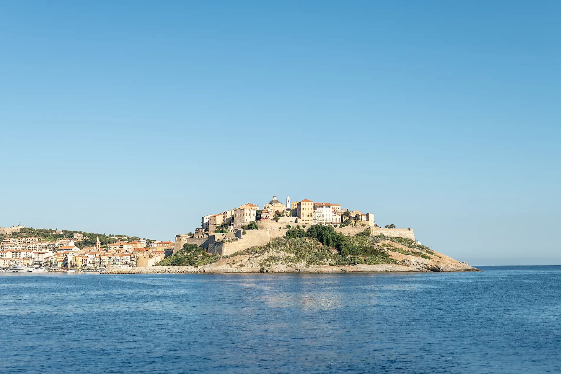 Rivages corses sous les voiles du Ponant 