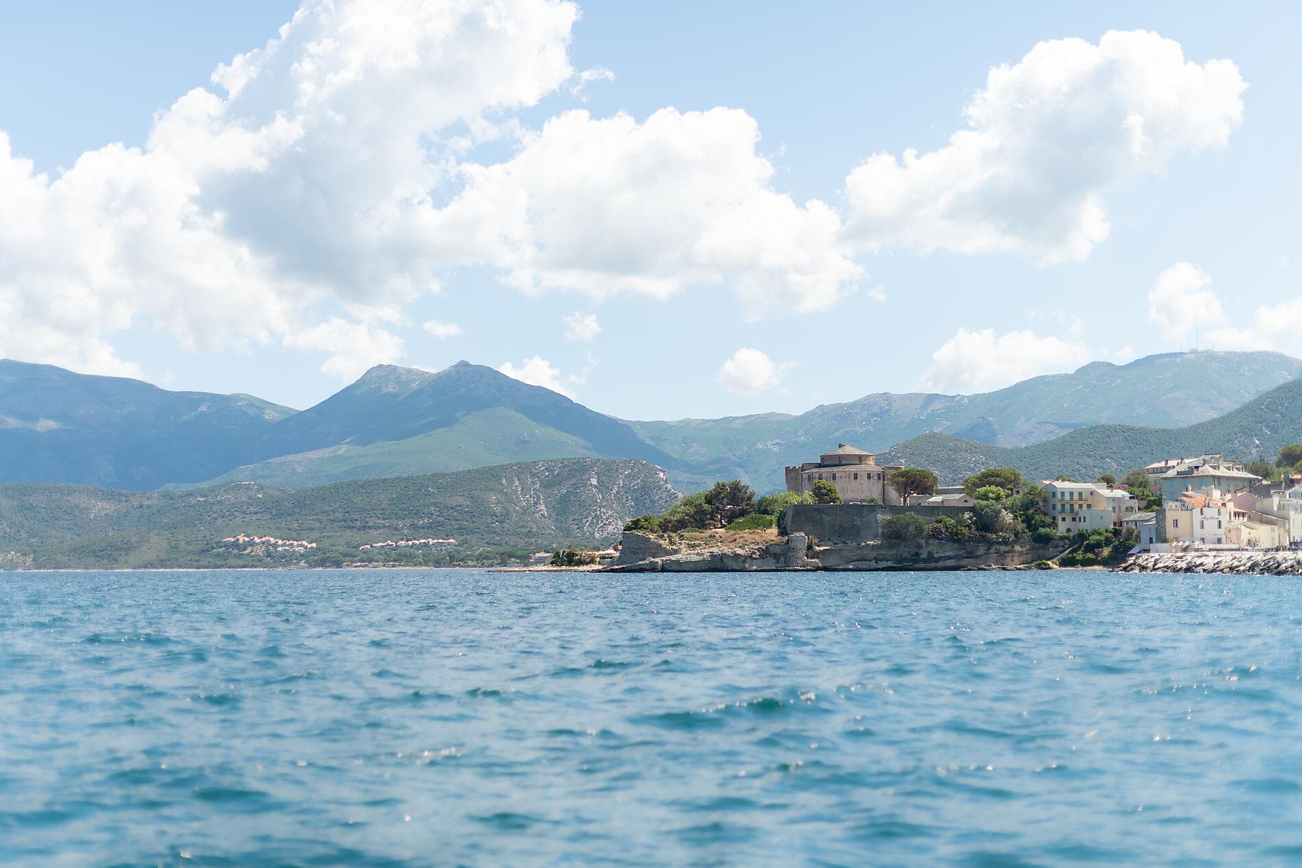 Rivages corses sous les voiles du Ponant 