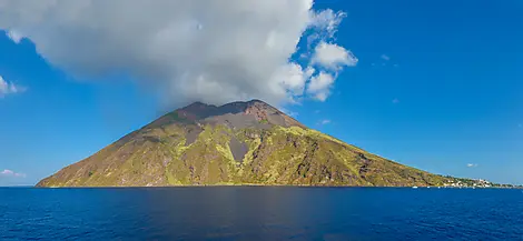 5 Oct 26 - Navigation devant le Stromboli