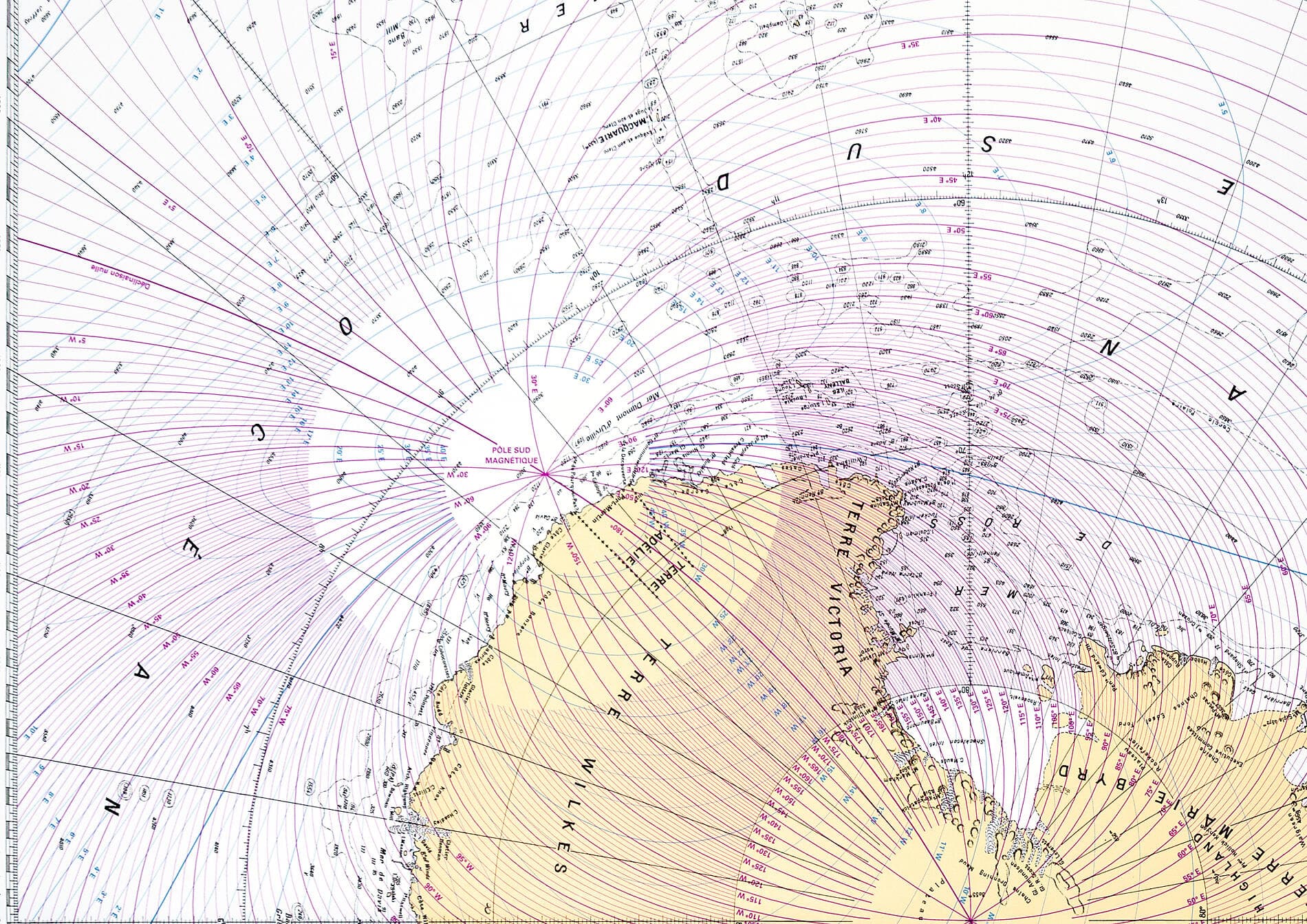 Entre deux continents, terres inexplorées orientales d'Antarctique