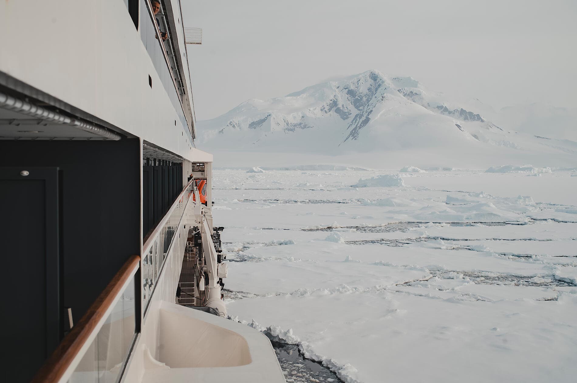 Entre deux continents, terres inexplorées orientales d'Antarctique