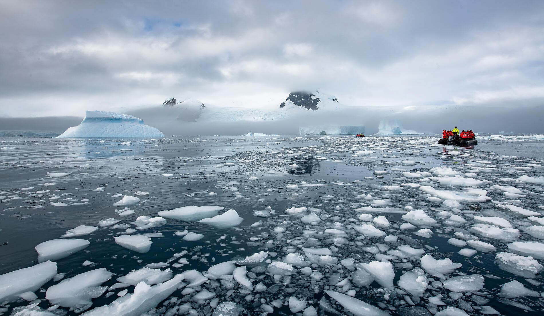 Entre deux continents, terres inexplorées orientales d'Antarctique
