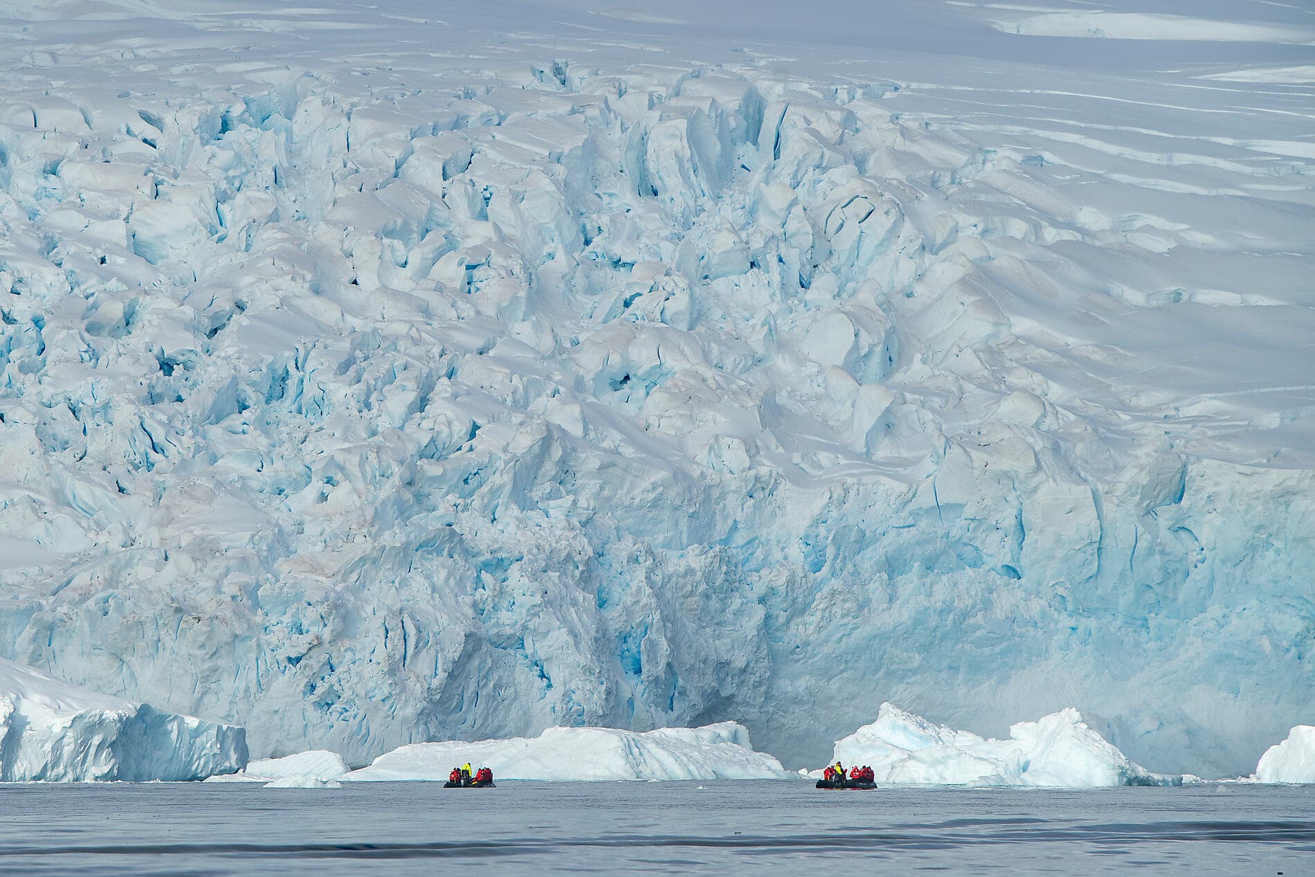 Entre deux continents, terres inexplorées orientales d'Antarctique