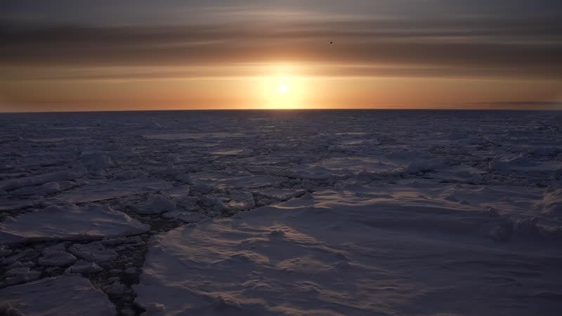 Coucher de soleil, vue sur les montagnes et les icebergs